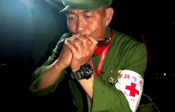 18岁战地卫生员安振江！炮火中背回9位战友，一句话守了一辈子
 
安振江，196