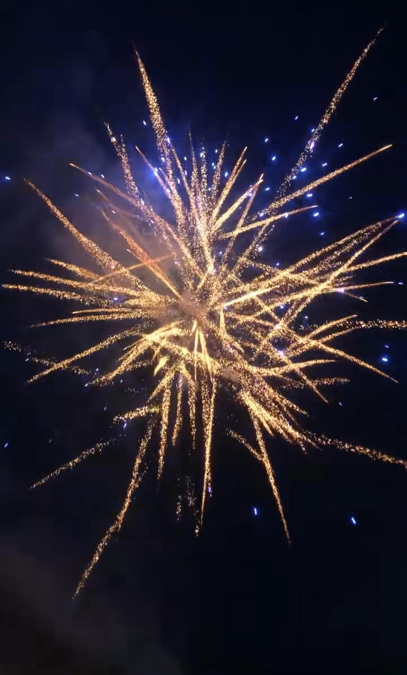 年味最淡的一年   刷着手机里各地放烟花庆祝春节，河北的除夕夜和平常没什么区别，