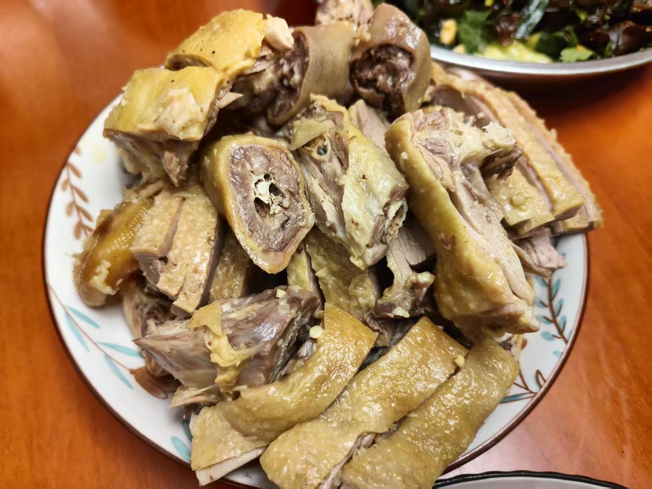 金盘珍羞堆满盘，玉箸珍羞满案前。