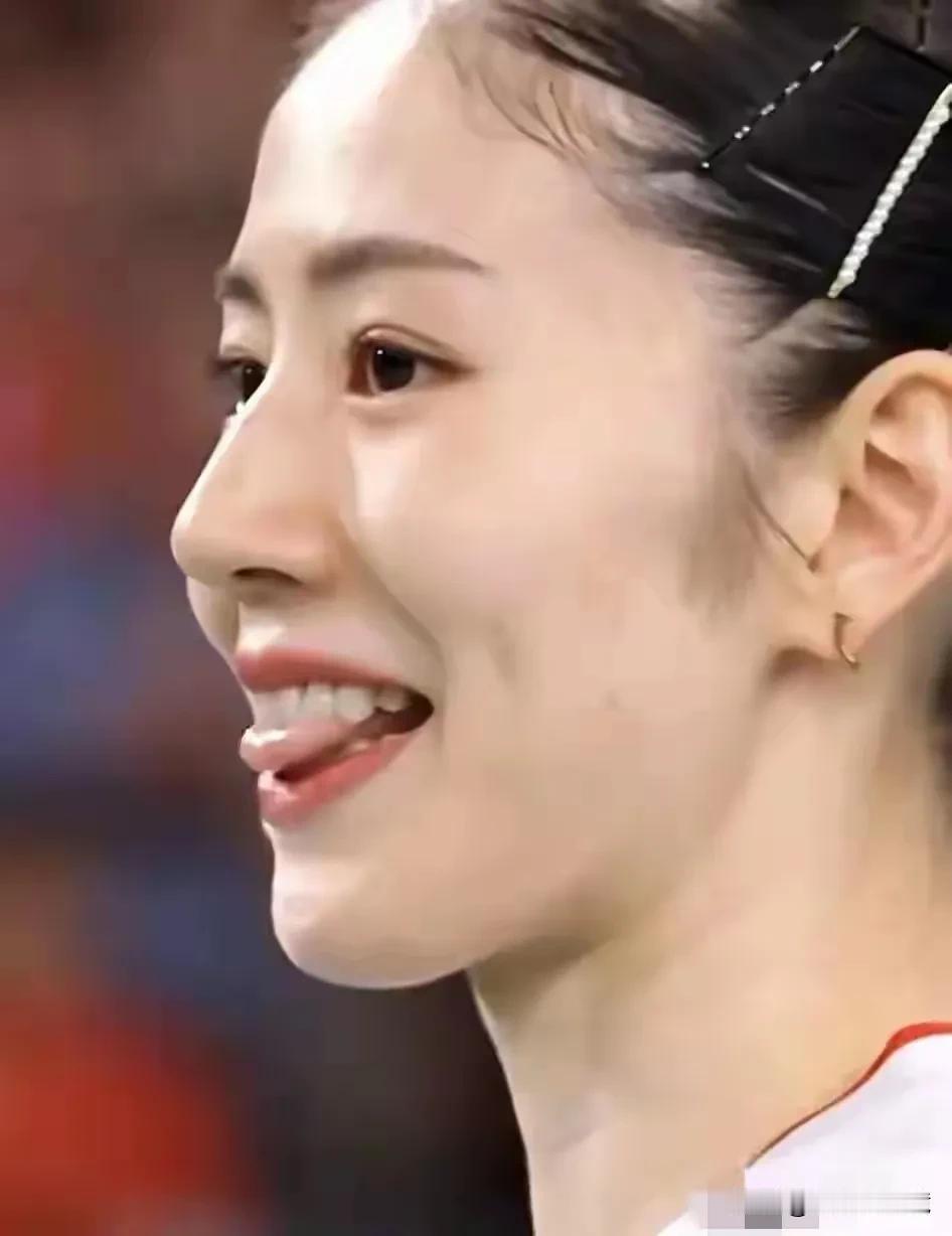 巴黎奥运会赛场上，这个美丽迷人的日本羽毛球女选手，吸引了全世界的目光。
精致的五