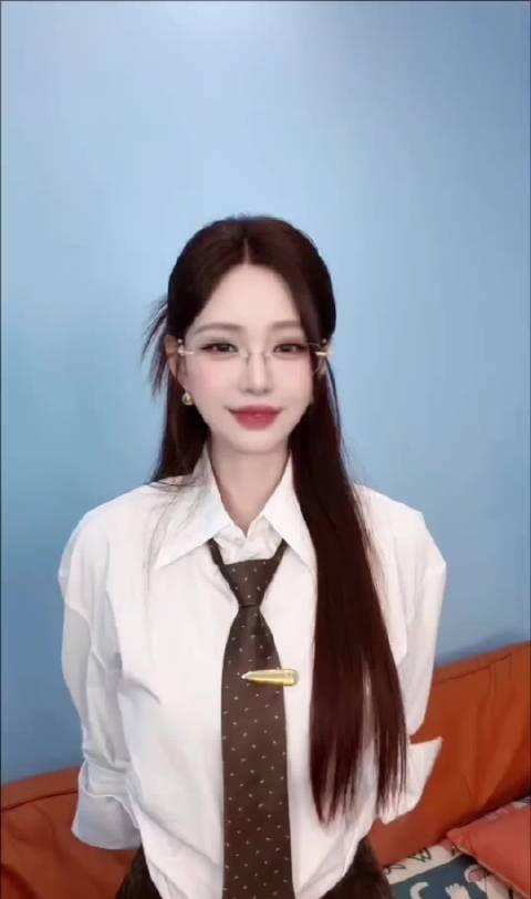 沈梦辰撞脸半个娱乐圈的女明星沈梦辰撞脸好多女明星沈梦辰近期营业视频每次都撞脸不同