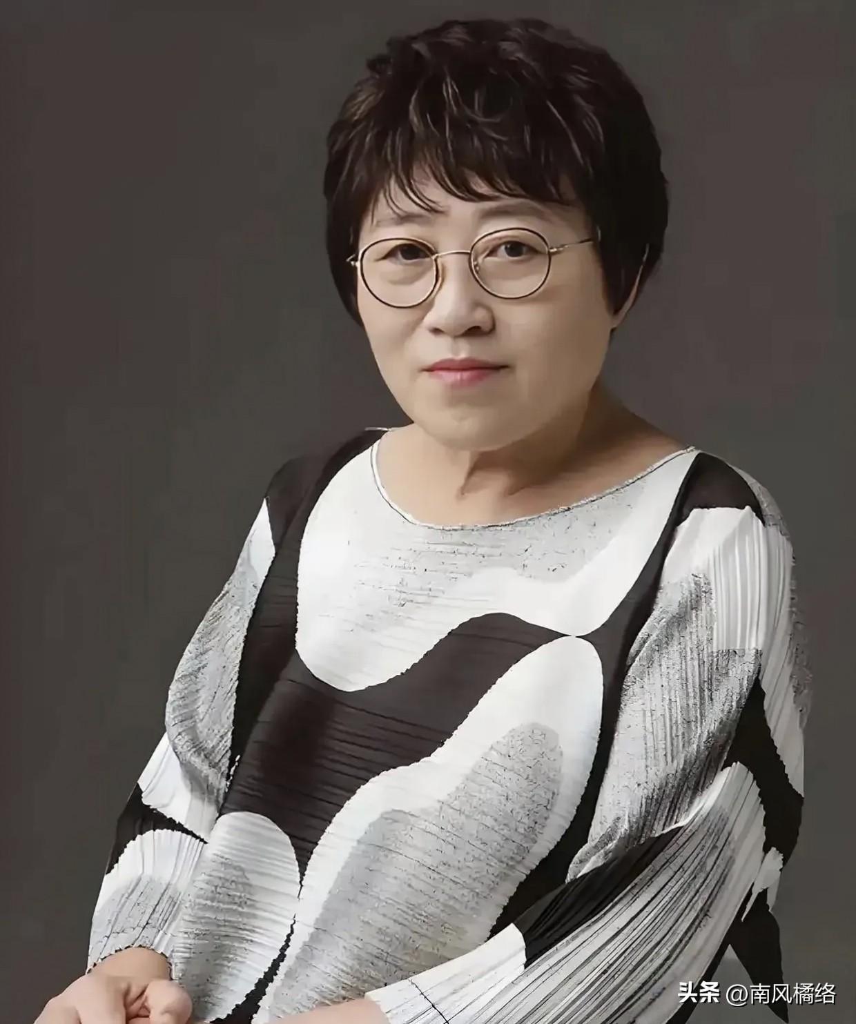 性学专家李银河说: 当伴侣如果长时间的没在身边时，很多女人是不会拒绝，这时候对她