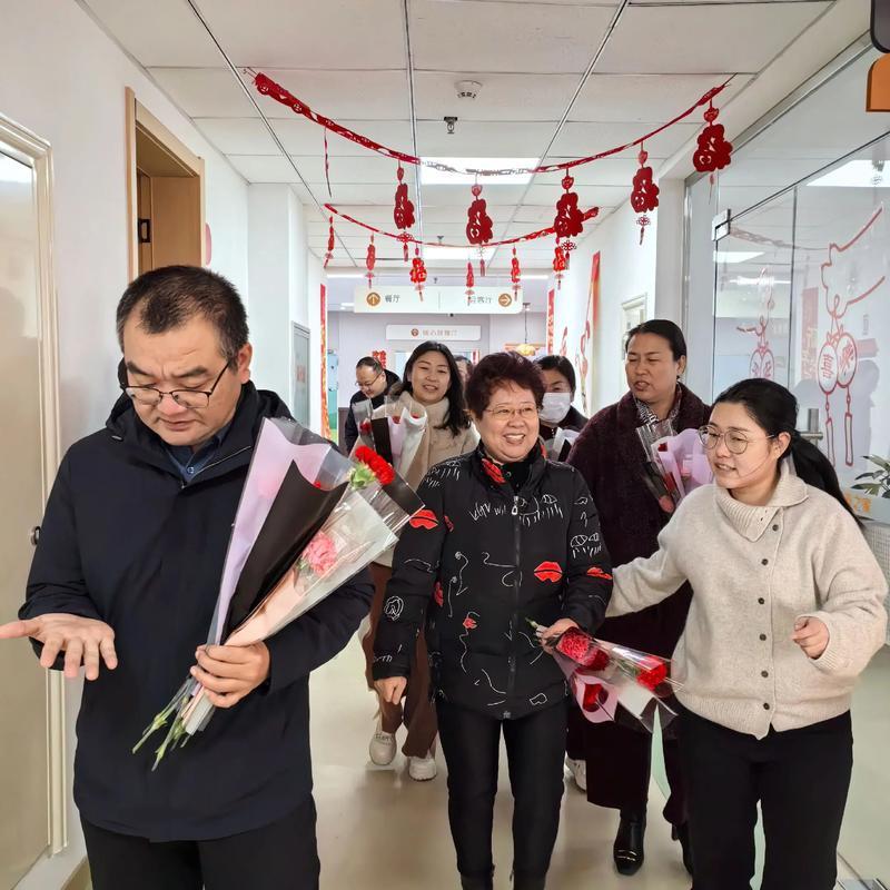 他攥着准备好的康乃馨走进母亲节活动现场，抬头瞬间愣在原地——放眼望去全是挽着妈妈