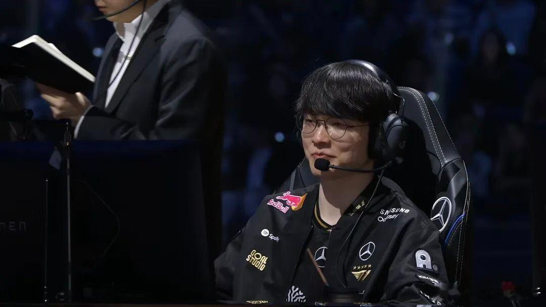 T1三连冠Faker六冠王虽然早已不玩LOL，但六冠王生死局这从容的微笑告诉你什