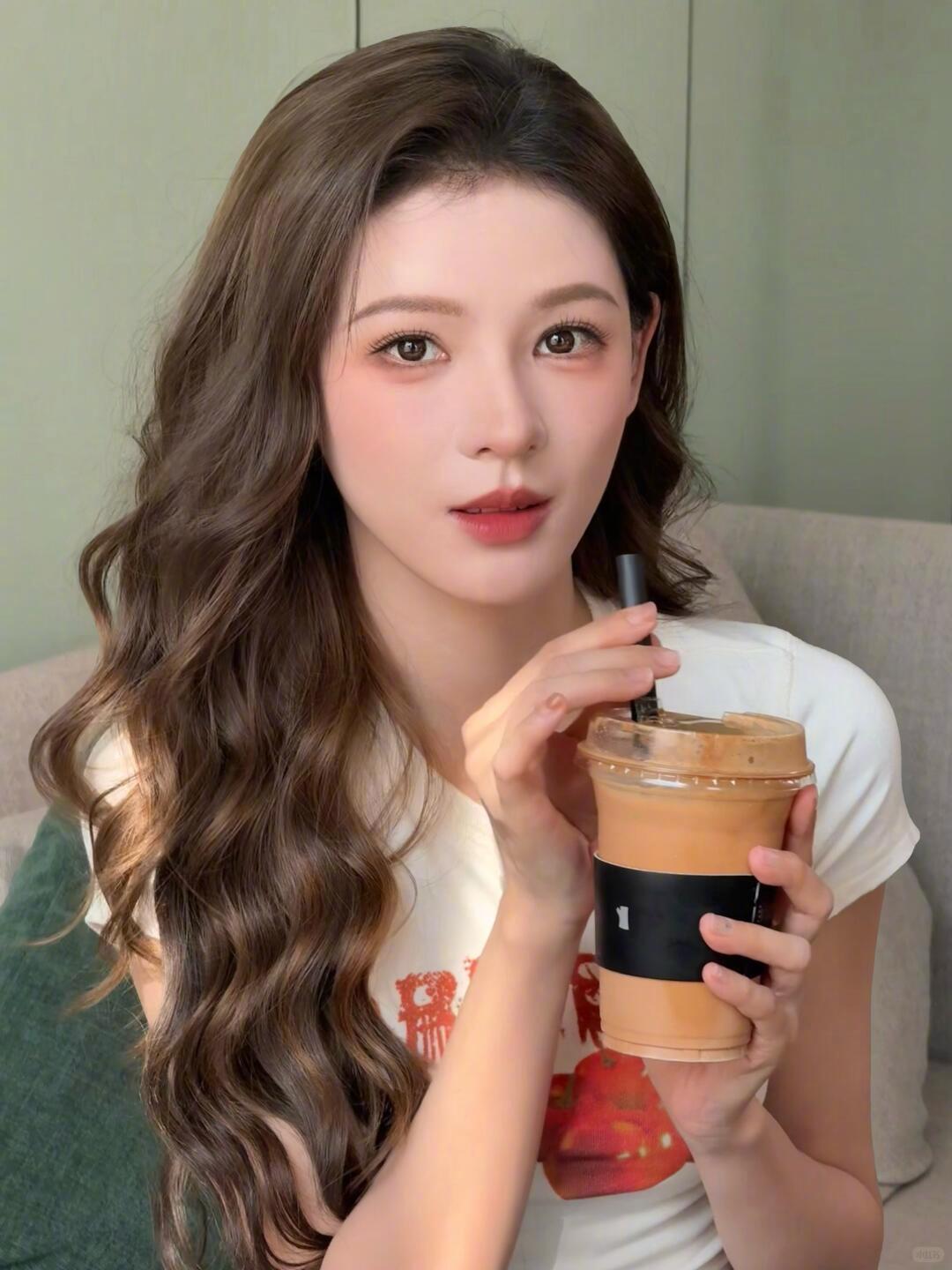 张予曦挂粉丝送的拼豆 细心收下粉丝的手工礼物，还特意挂在包上出行，张予曦的细腻与