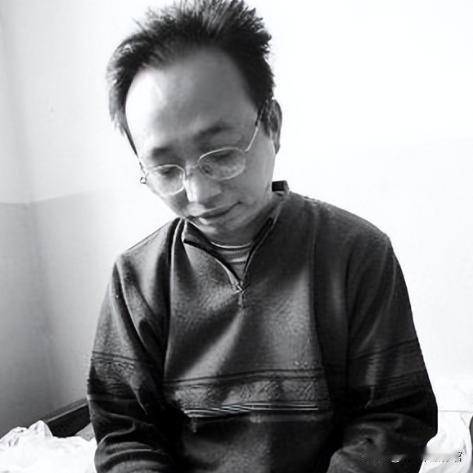 2002年，湖北小伙为救患白血病的女友花光了40万，女友却另嫁他人。然而在小伙穷