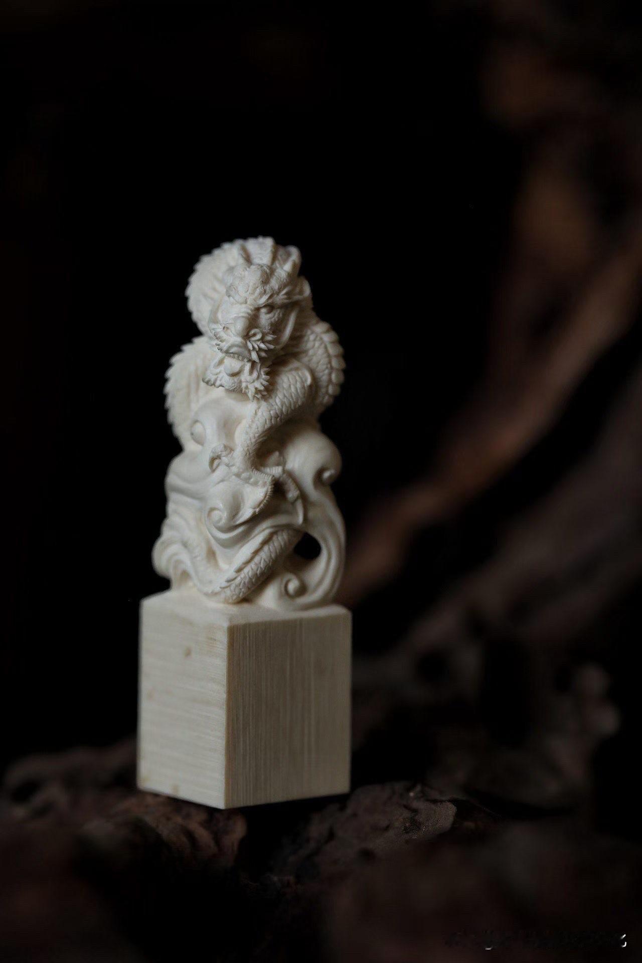 有些印章，刻的是名字。

有些印章，藏的是气势。

这一枚猛犸龙印章，小小方寸之