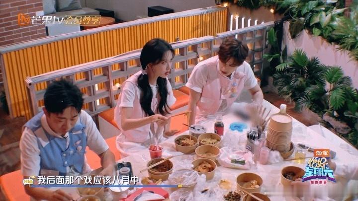 孟子义连吃两碗粉何炅问孟子义跟王鹤棣拍的顺利吗 孟子义在好六连吃两碗粉，看着就特