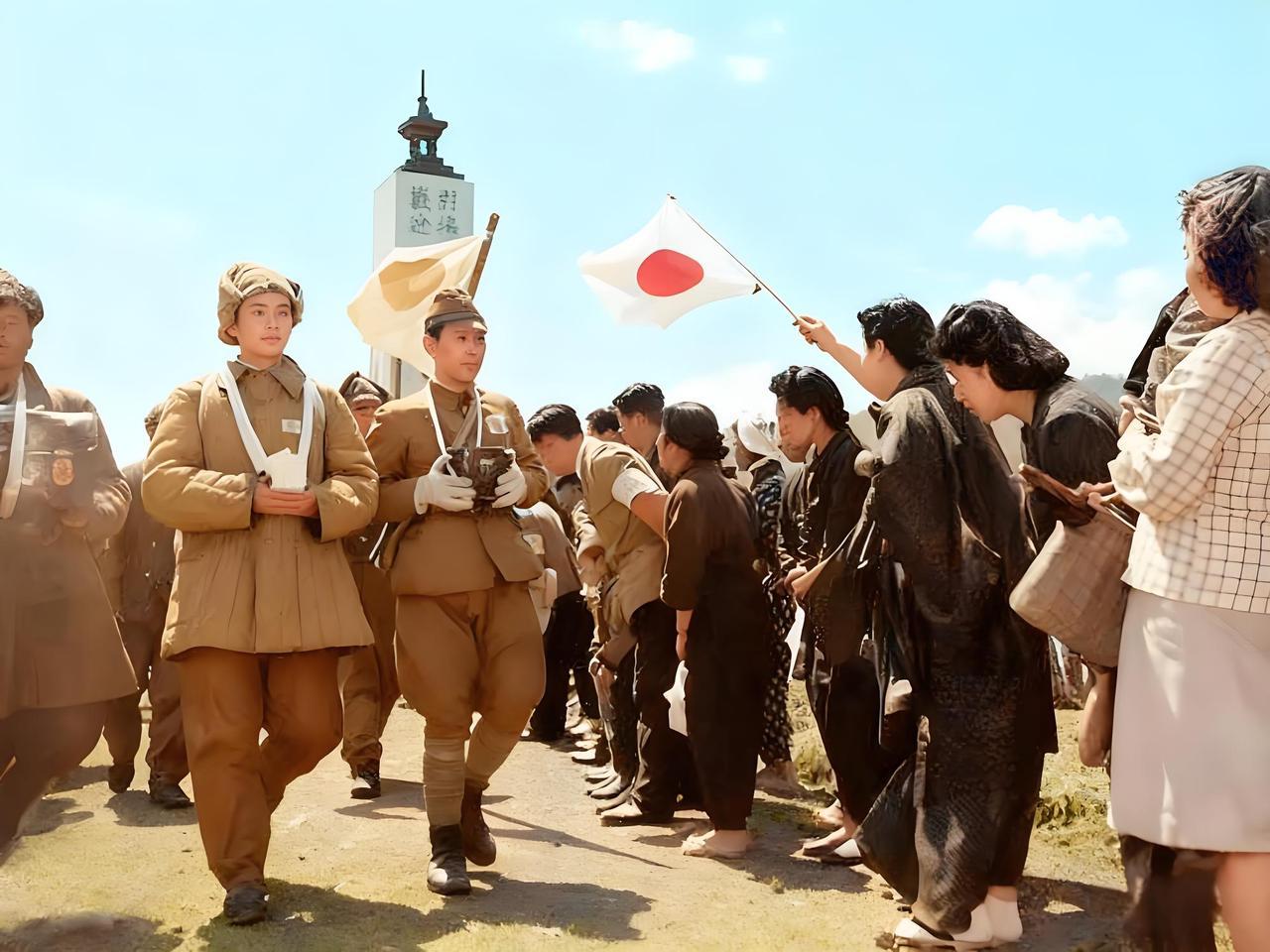 1950年4月26日，日本，人群中，日本女人或身着素雅和服，或穿着日常衣衫，神情