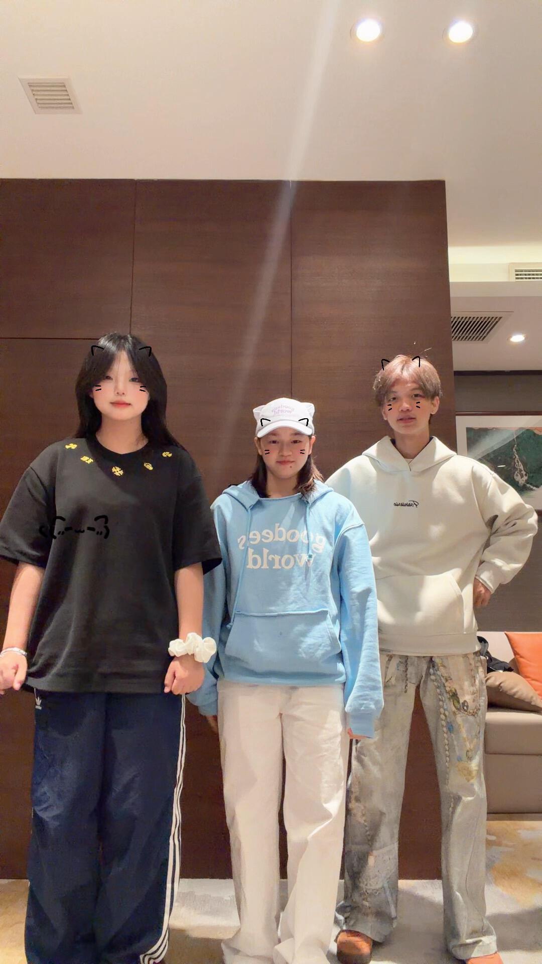 全红婵好久不见，越来越有邻家小姑娘的感觉，肉肉的，很文静，现在她快乐就好！
他们