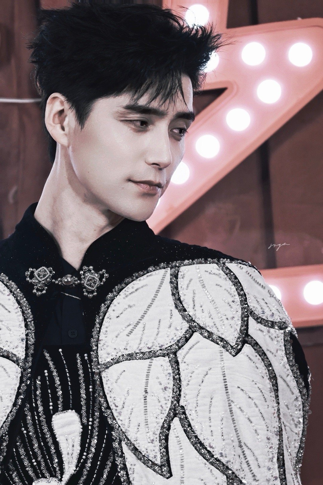 谁懂阿云嘎唱葫芦娃的反差感阿云嘎西装革履气场全开，一开口竟是童年回忆杀《葫芦娃》