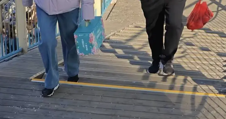 帮办追踪|人民医院门口过街天桥破损台阶已全面维修