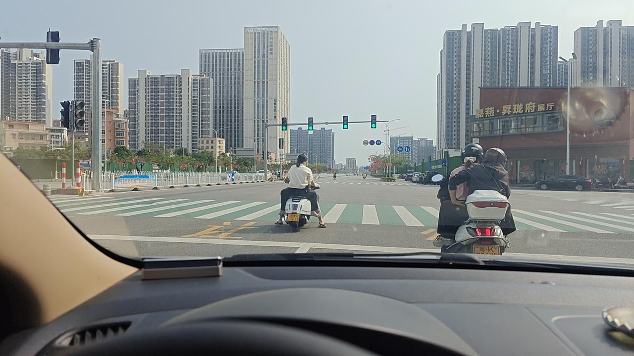 电车电池寿命多久？

家用纯电车动力电池，主流寿命是：磷酸铁锂10–15年、三元