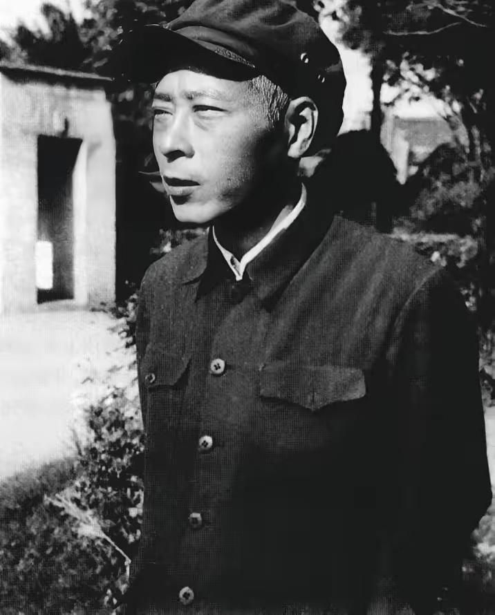 1955年授衔，他在上将预选名单里，因已转地方工作被拿掉，未授军衔，结果到地方更