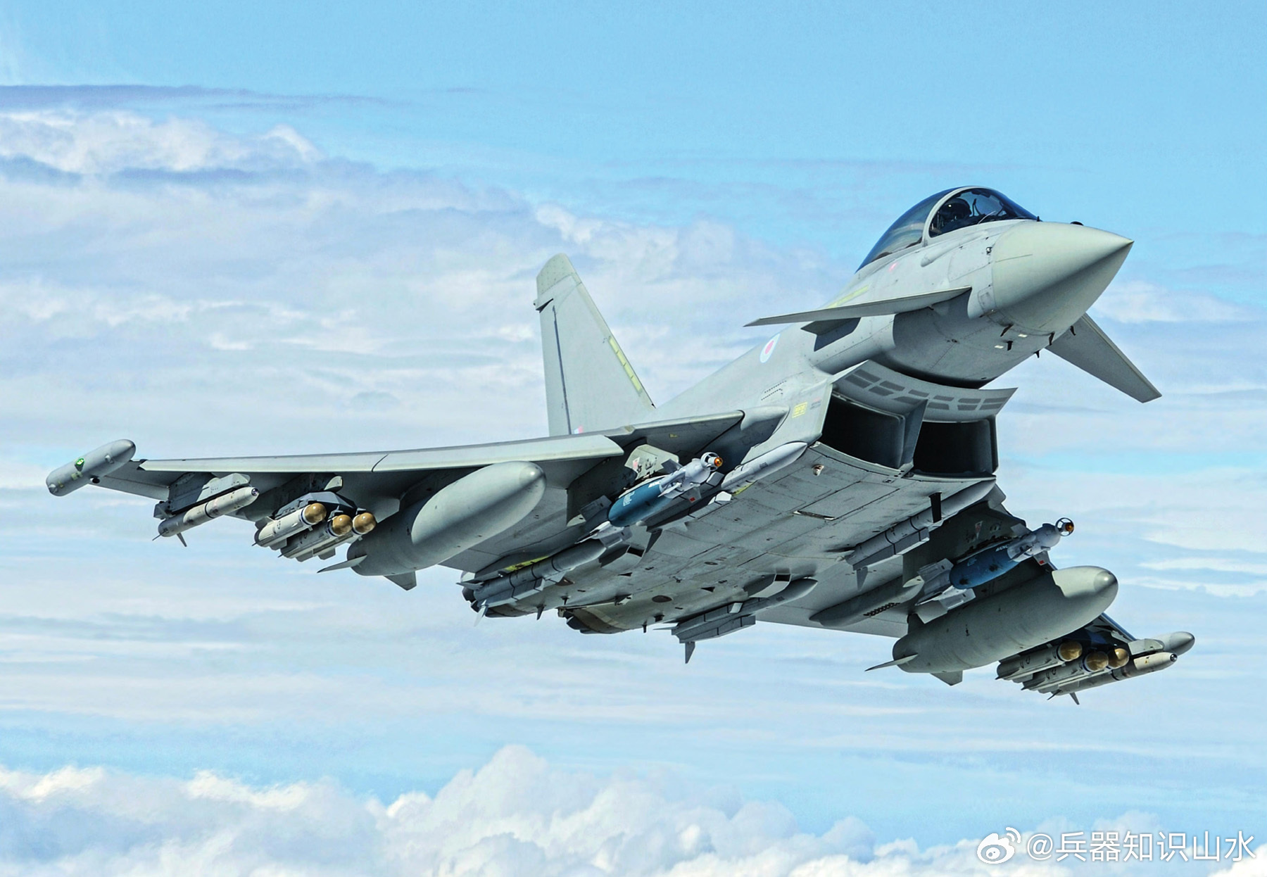 【#兵器欣赏#：#桌面兵器#   全副武装的英国空军“台风”战斗机】 ​​​