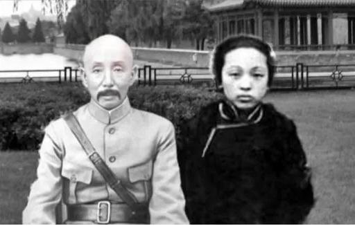 1892年，辽西大地主赵占元在大街上偶遇被围殴的张作霖。尽管被打的鼻青脸肿，年仅
