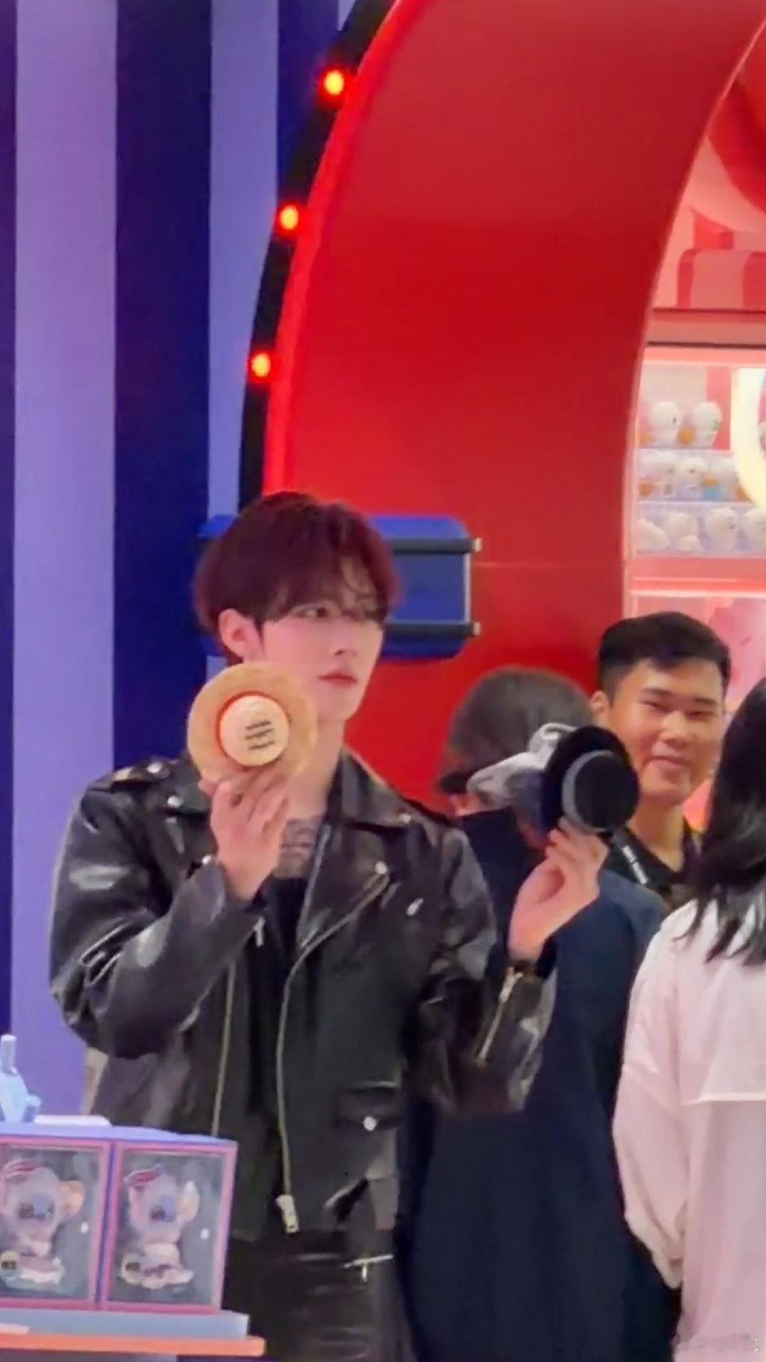 章昊小提琴演绎李荣浩恋人 演唱会舞台惊喜不断，章昊小提琴演绎恋人，新颖的改编赋予