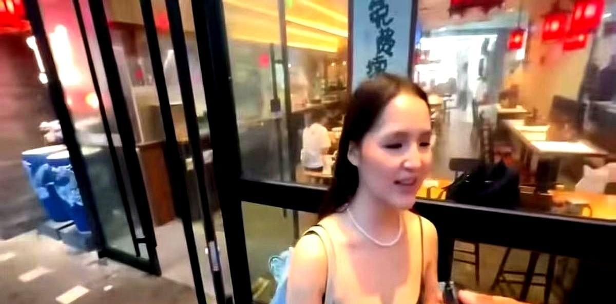 上海一酒吧，印度小哥对着中国姑娘，一脸傲娇地甩出身份牌：

“我是婆罗门，高种姓