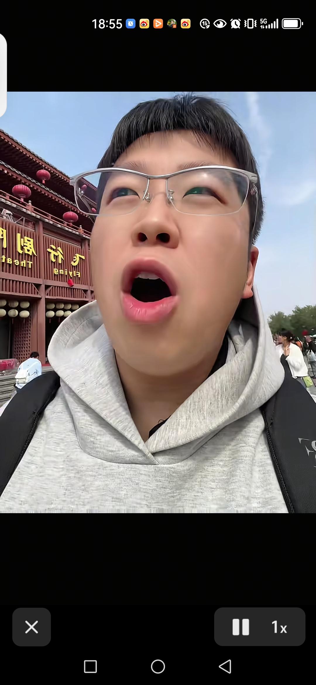 18点，董超指挥还在给大家汇报，马上进行今晚演出前的最后一次排练。

18点半，