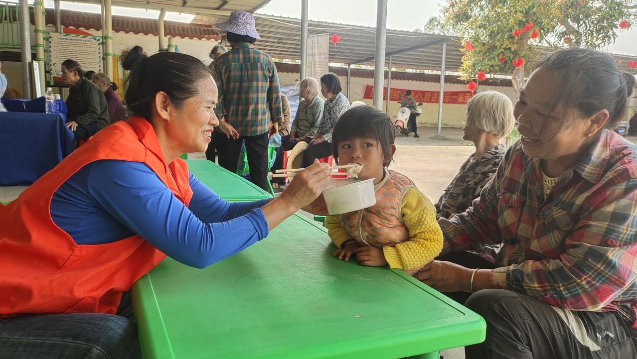 扶绥县笔架山爱心协会长者食堂意义在于它解决了高龄、独居老人“吃饭难”问题，减轻生