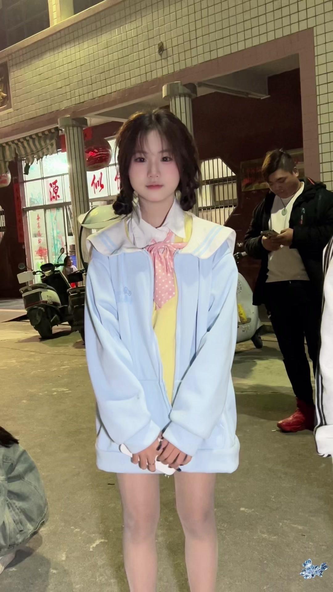 元气满满的潮汕甜妹打起大锣鼓来活力爆棚，每一下鼓点都透着专属民俗的感染力，认认真