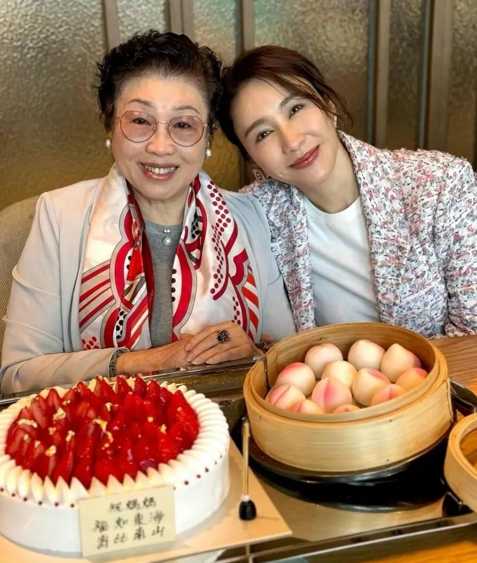 52岁黎姿为母亲庆祝生日
从这张母女合影来看
妈妈很显年轻，状态不输女儿
戴珍珠