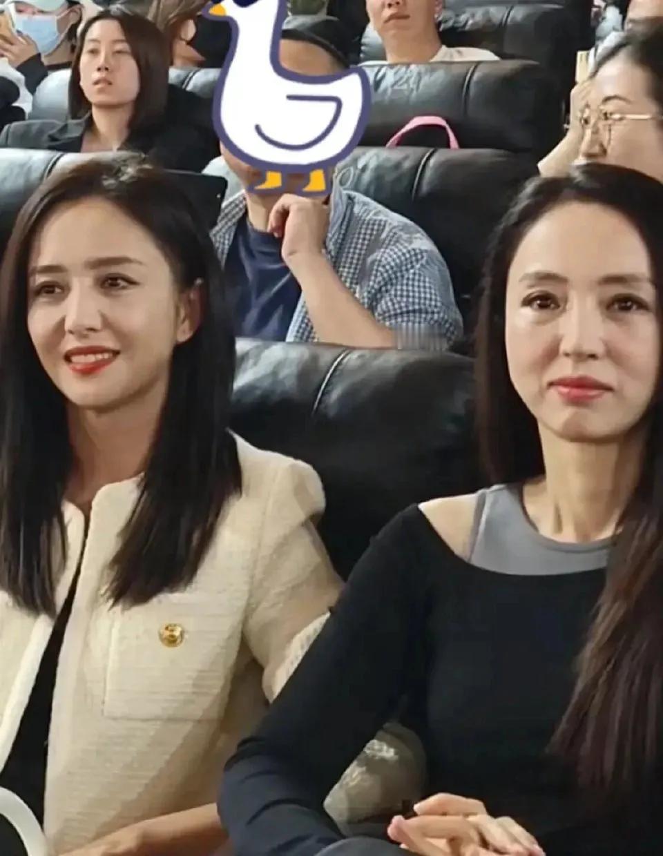 董璇佟丽娅，越来越不像了！
原来相差3岁的人，长得很像，很像没有血缘的姐妹。
随