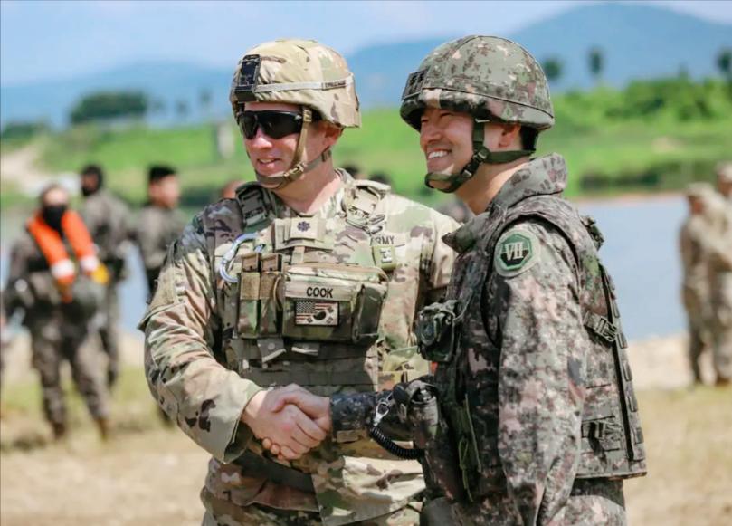 好家伙，美韩年度“自由护盾”军演刚拉开帷幕，就彻底暴露了外强中干的真面目，看着号