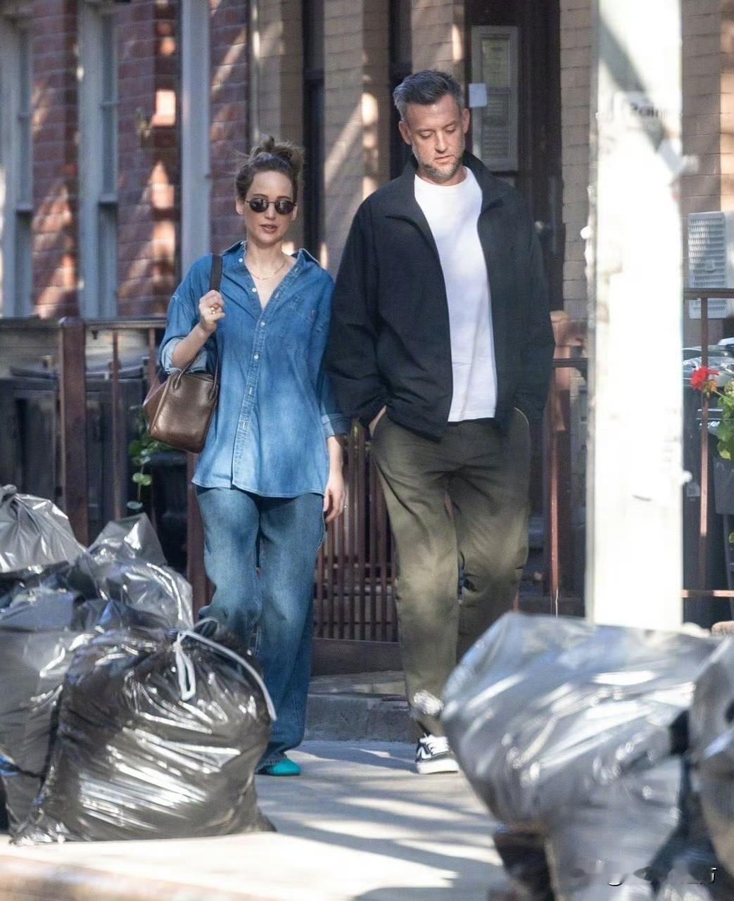 詹妮弗·劳伦斯近日被拍到与丈夫库克·马鲁尼在纽约街头悠闲出行，状态松弛又亮眼。她