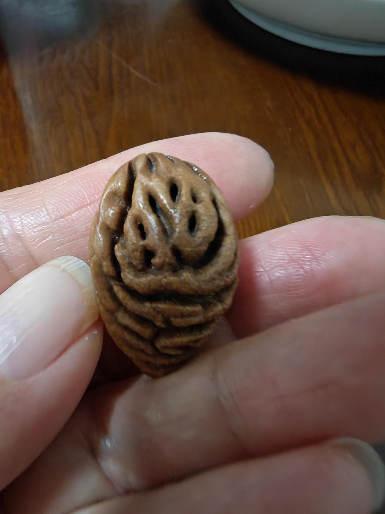 这是什么花纹呀？小桃核全身都是深深的条纹，难道是斑马纹？
其实这是传统的龙纹桃核