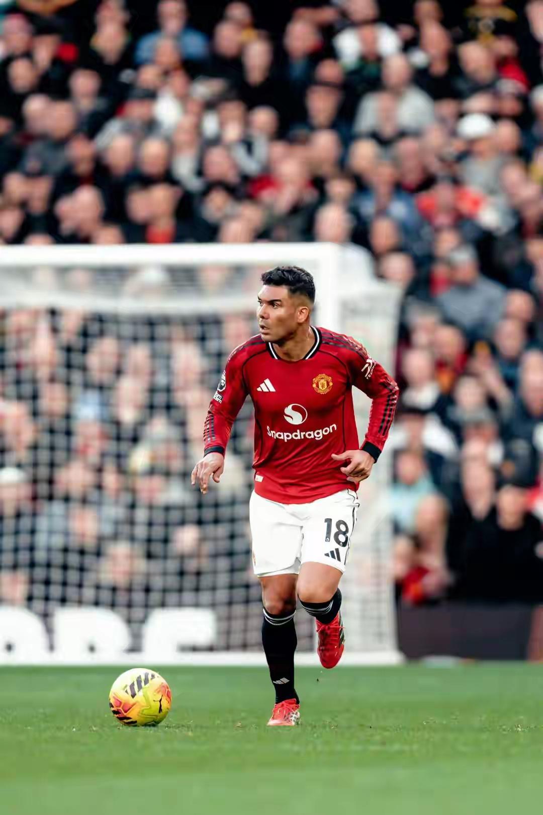 曼联现役球员薪资一览表（周薪，万镑）
 
      一，  卡塞米罗‌，35万