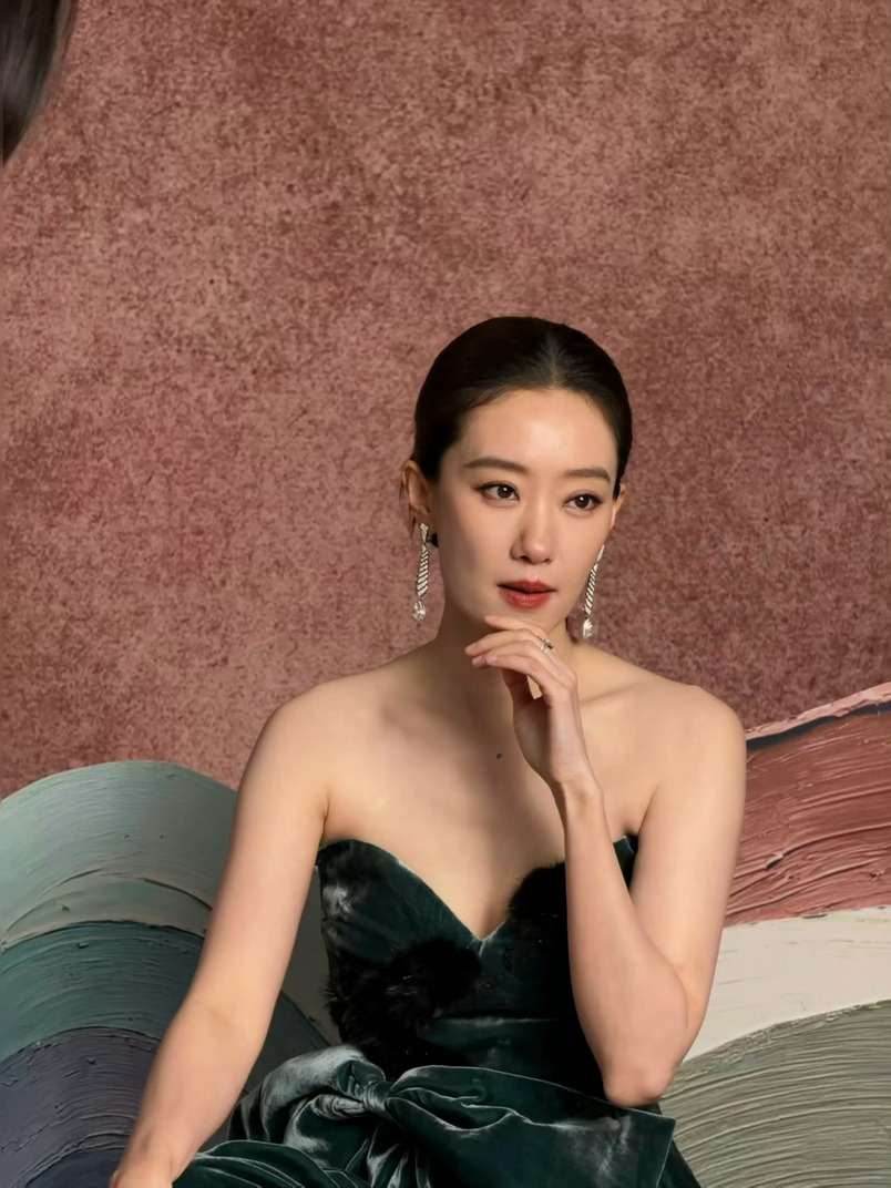 张小斐好优越的东方骨相张小斐芭莎绿丝绒5年前vs5年后真的被张小斐的骨相狠狠惊艳