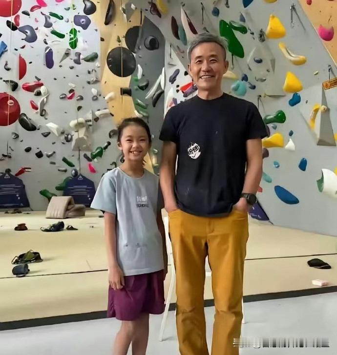 74岁的王石和他5岁的女儿，这个小女儿是王石与田朴珺所生，出生于2020年，那一