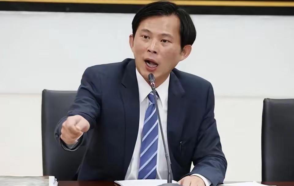 黄国昌的“政治耻辱”

柯文哲一出狱就彻底变了，完全不把党主席黄国昌放在眼里，一