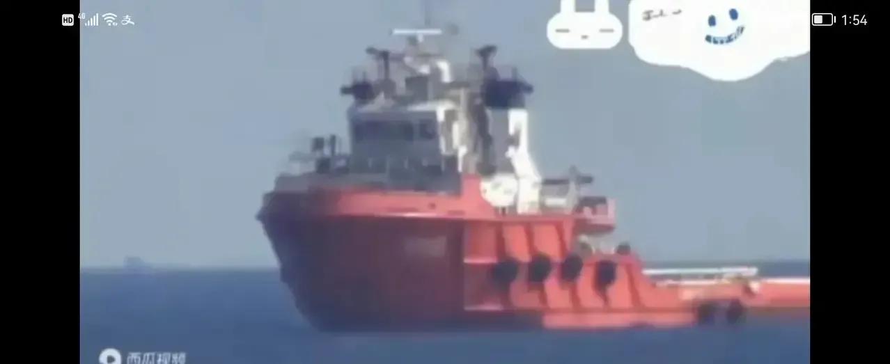 兔子破冰船驶入了南海，很多人说破冰船船头比较重，钢板比较厚，不怕撞。

其实，大
