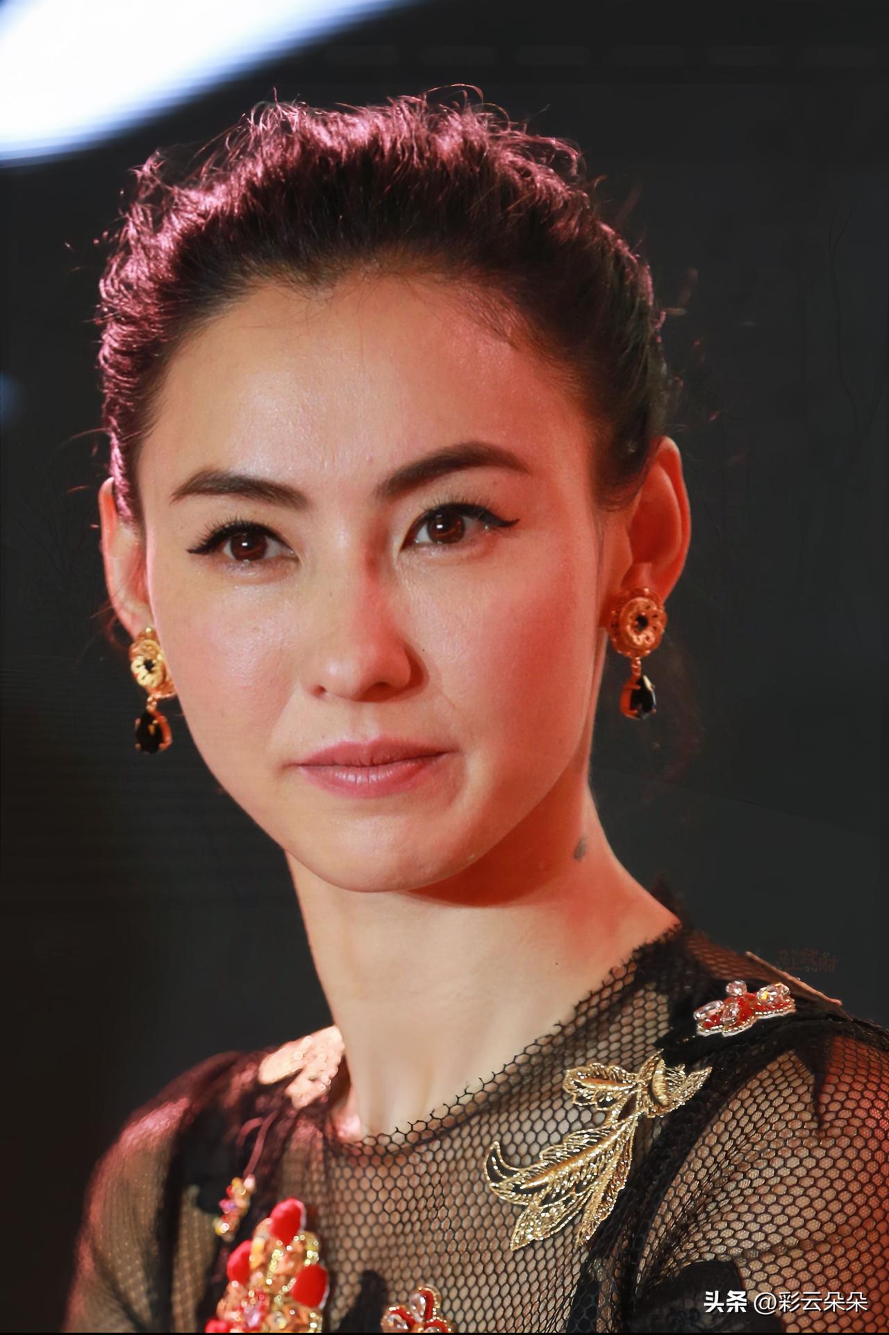 很多人感慨，在这段往事里，最让人动容的反而不是谢霆锋，而是张柏芝。

当年风波喧