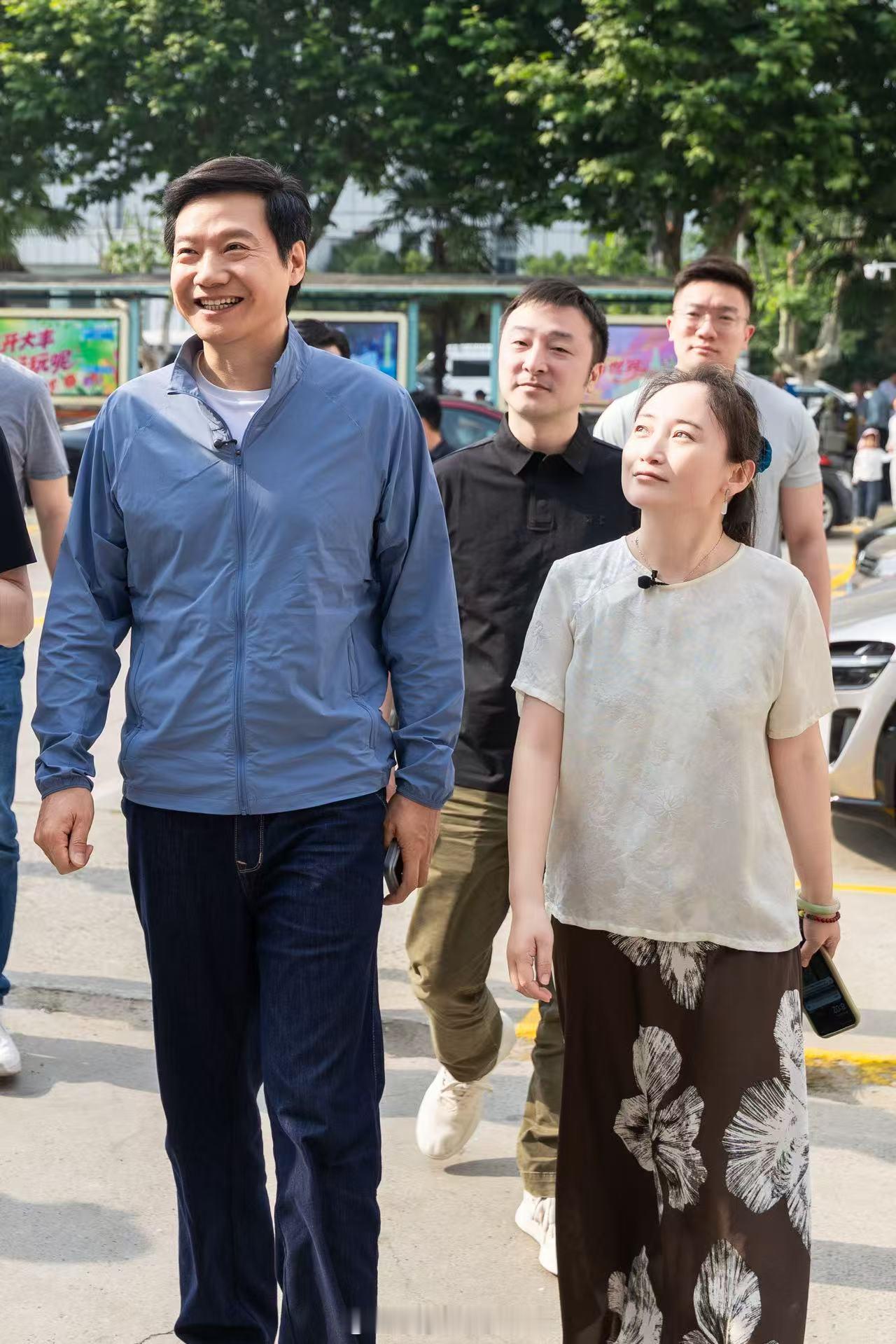 雷军来盐城了看起来雷总精气神不错，明天超7小时直播估计会很精彩了有点实名羡慕江浙
