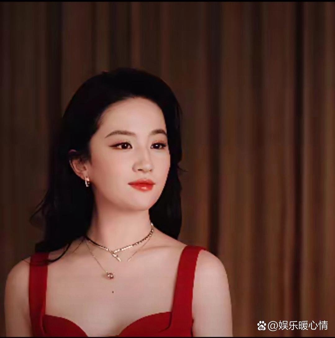 刘亦菲暖调大片氛围感封神！红缎吊带裙衬得她明艳又妩媚，曼妙曲线尽显，层叠金链精致
