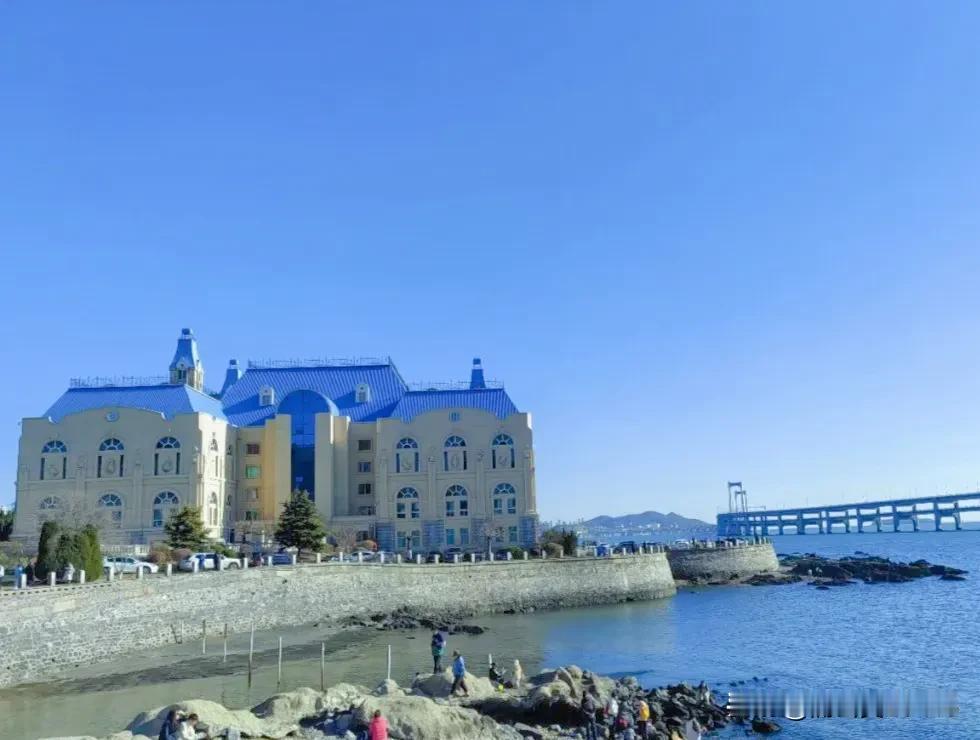 黑石礁公园
我向你走来
岁月时光里
依旧是湛蓝
凉爽的海风
海岸线漫长
礁石连着