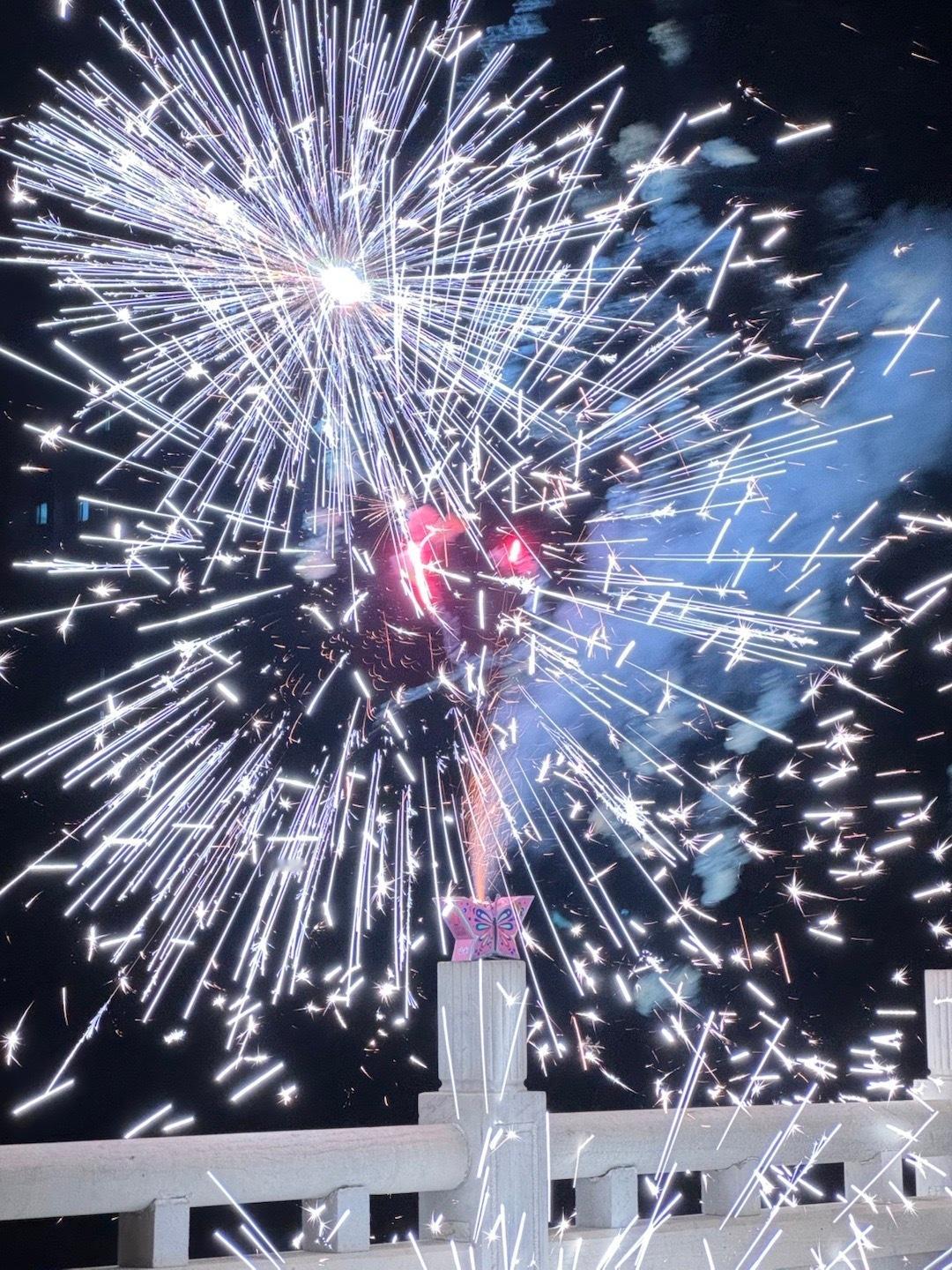 江苏卫视大爆肖战 又见红海今夜，是岁末，也是开端。祝我和你，“今年，明年，年年”