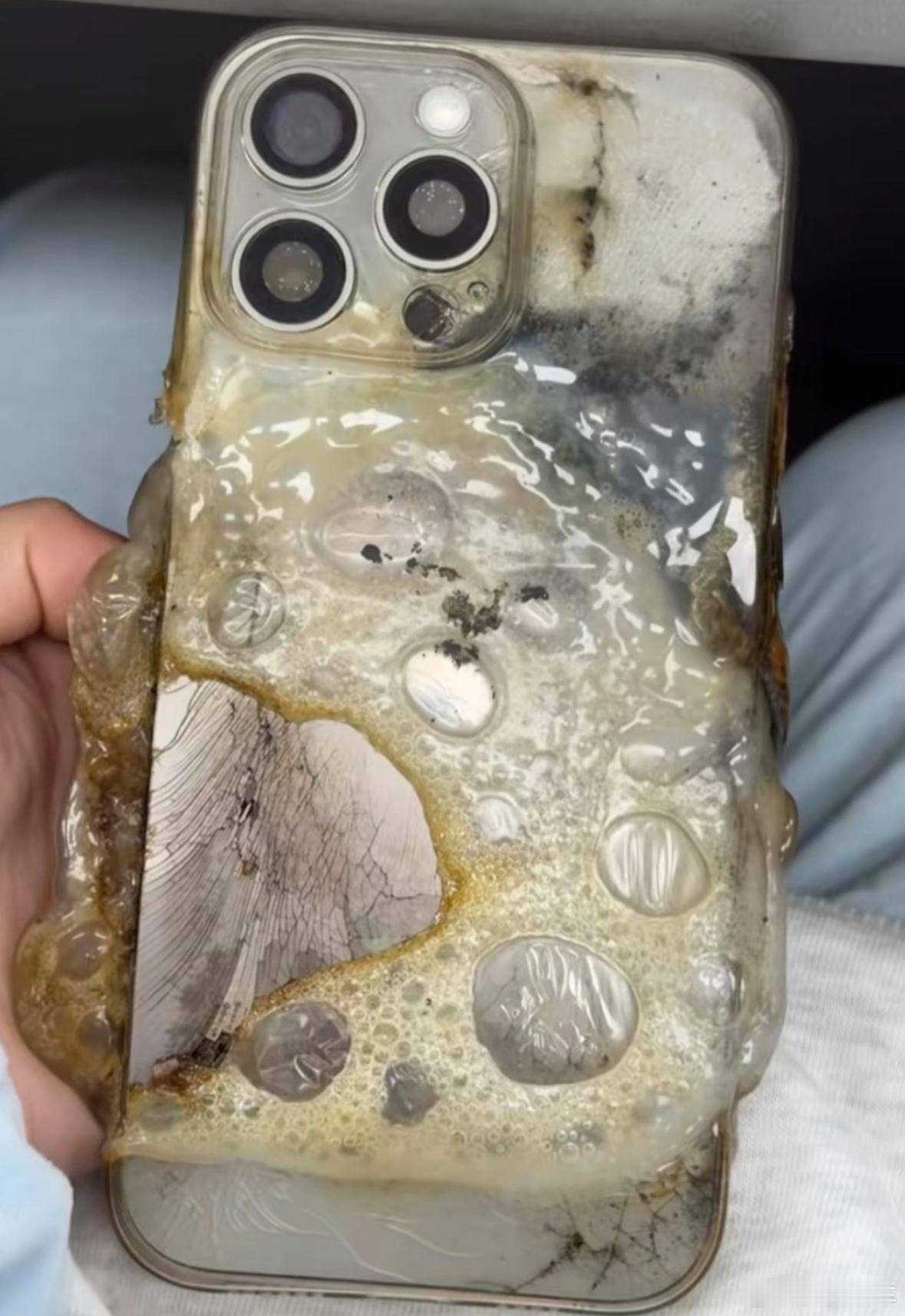iPhone发烫怎么办？我可太有发言权了，我的果子就是“烫手山芋”。我的建议是把