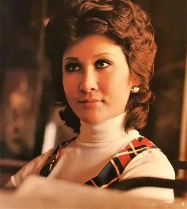 李小龙死在了丁佩的床上，让她受到了来自社会上的舆论压力。丁佩说其实李小龙的死亡早