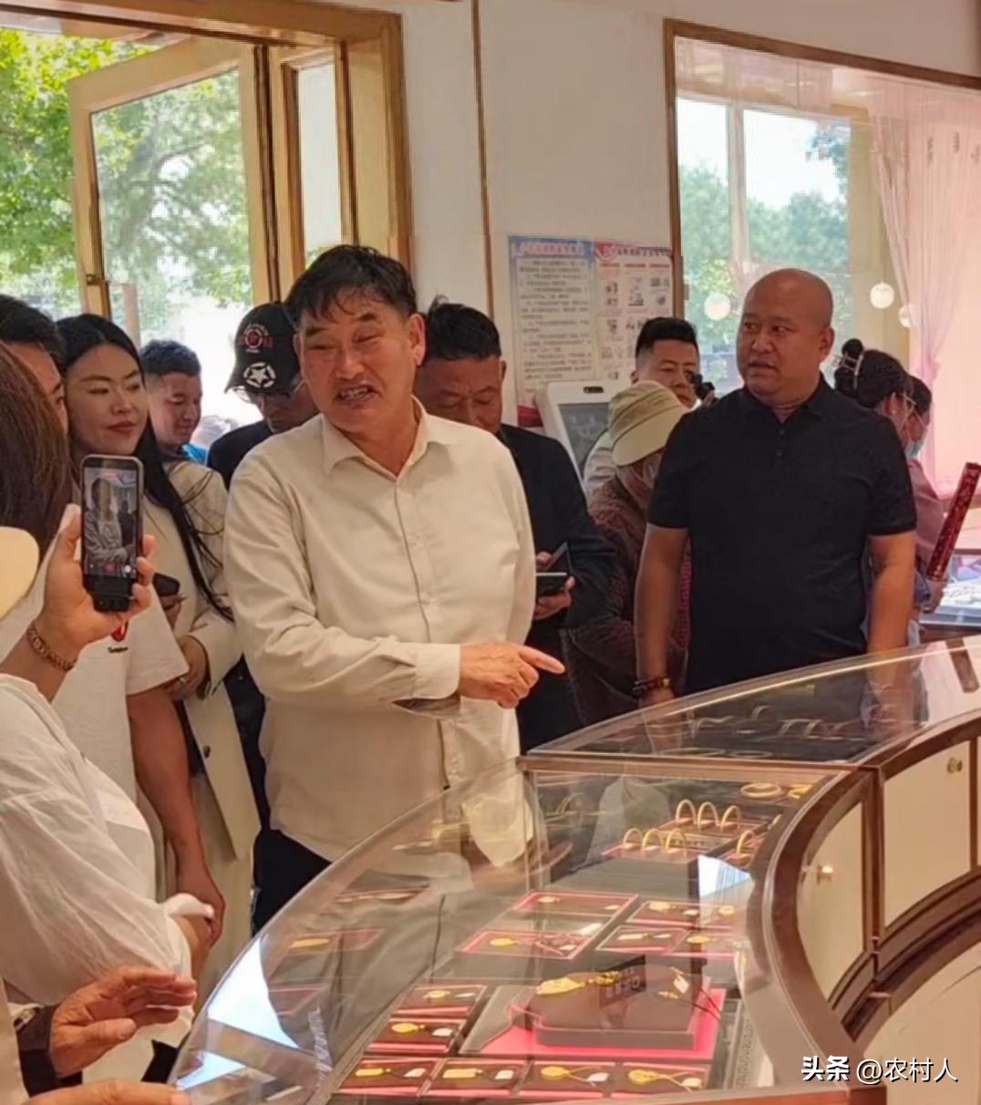 真的搞不明白这一群人到底拍什么？朱之文去珠宝店买东西，结果一群人围上来不让他走非