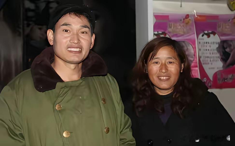 朱之文的底色，从来都是一位朴实的农民歌手。他没有光鲜的包装团队，没有铺天盖地的造