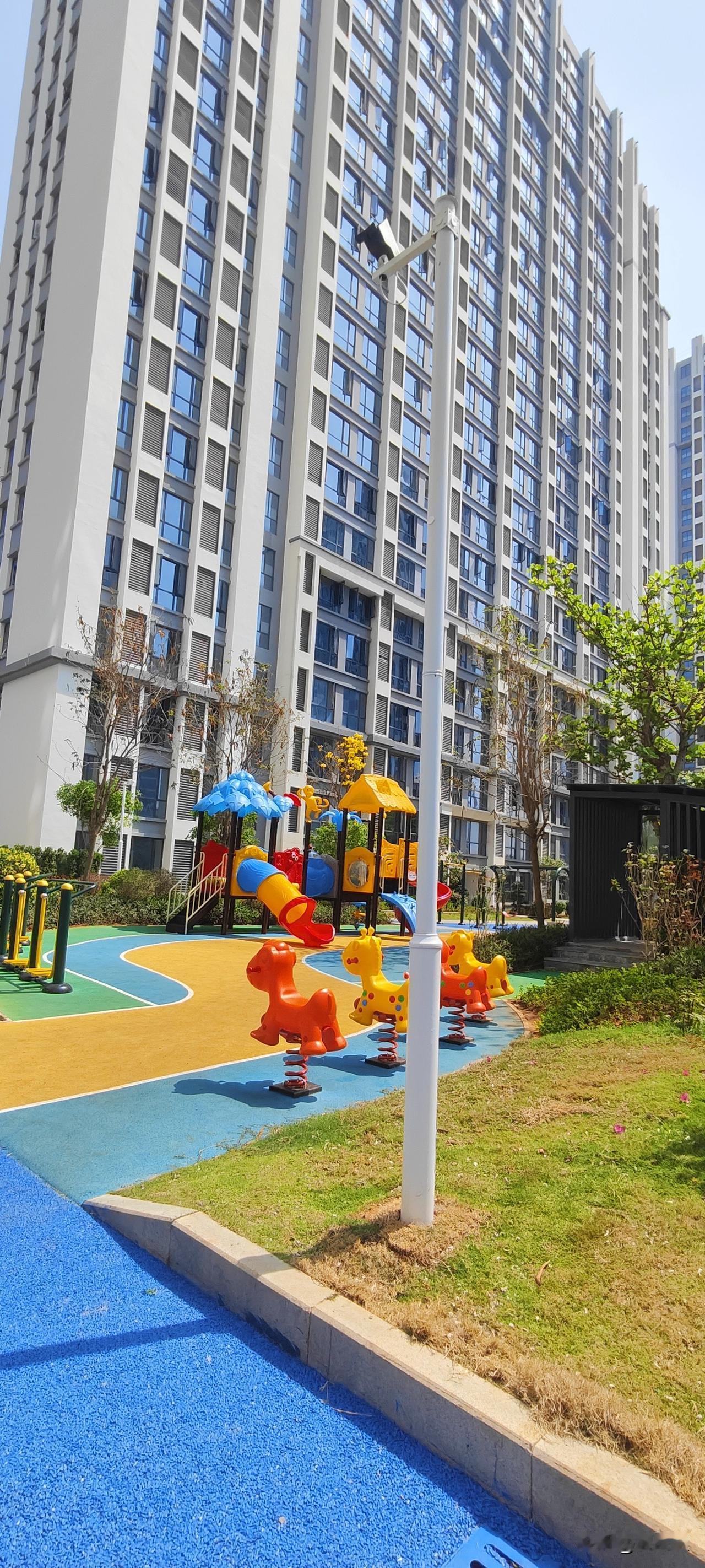 海口 VS 东方｜东北人定居对比
 
核心矛盾：东方胜在干燥低成本；海口胜在医疗