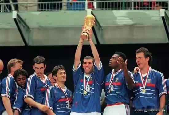 1998年法国世界杯，东道主法国队最终夺得首冠，这也开启了法国队的辉煌。