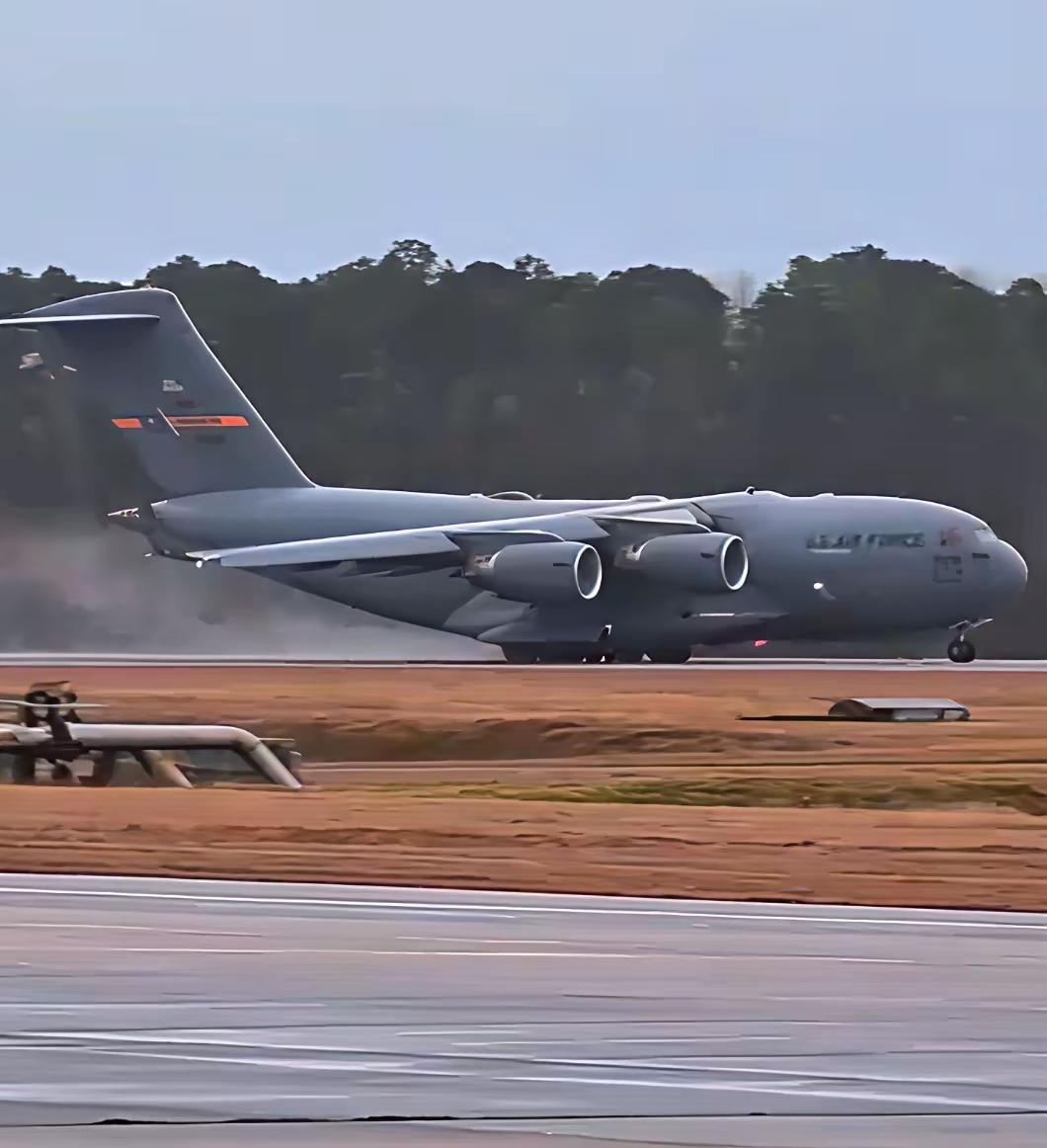 大批美国重载运输机飞往以色列本古里安机场。
     如果这则消息属实，对于伊朗