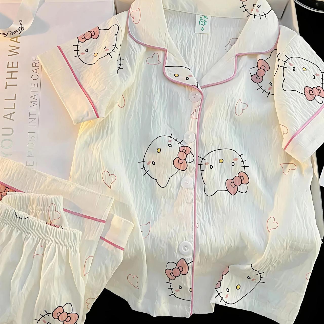 女儿很喜欢这套短袖短裤睡衣，说很好看，很舒服，穿起来凉凉滑滑的。