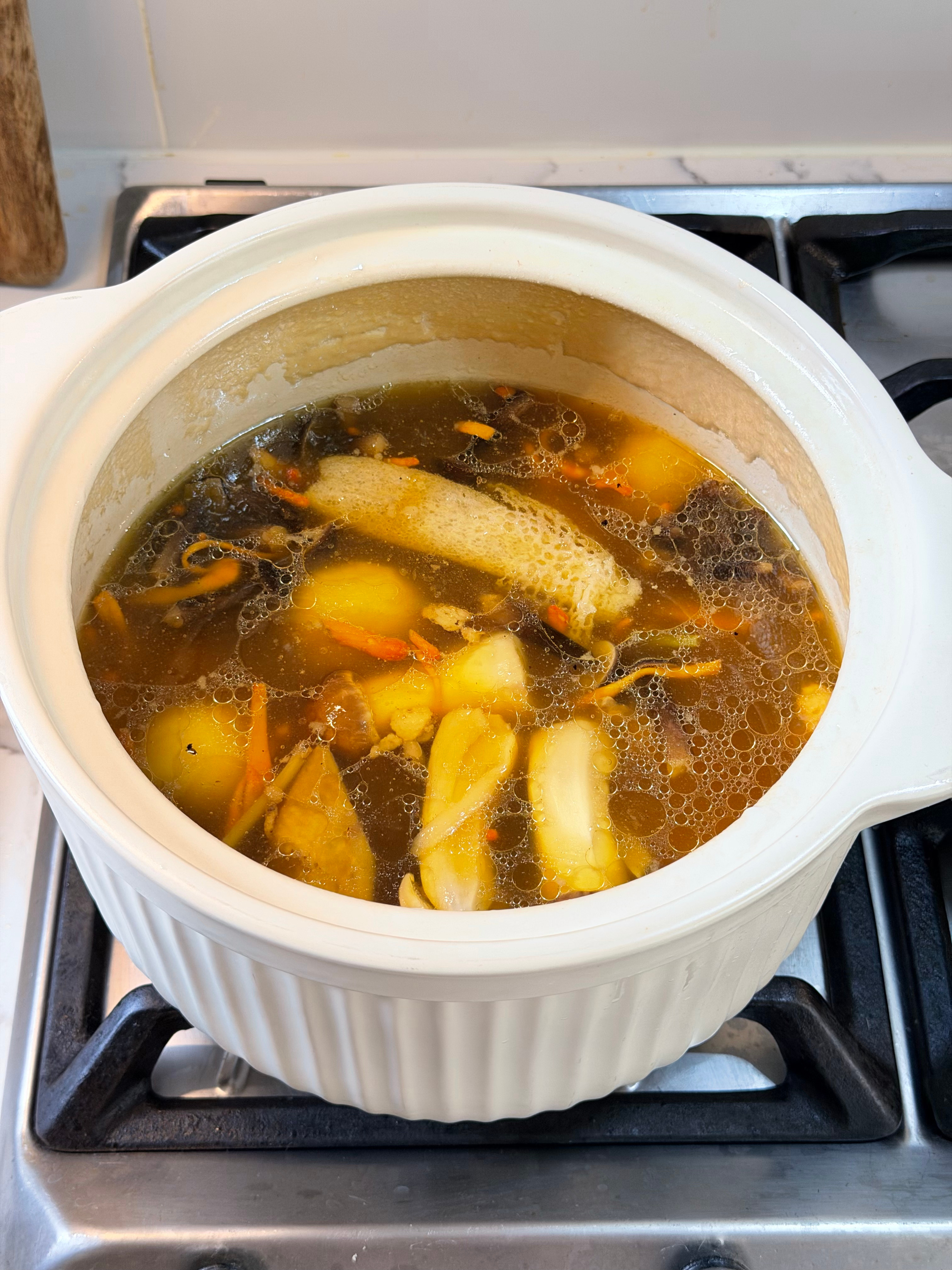 煲了两小时的菌菇土鸡汤打开锅盖的时候就一句：好靓的一锅汤！等不到晚上已经喝了一碗