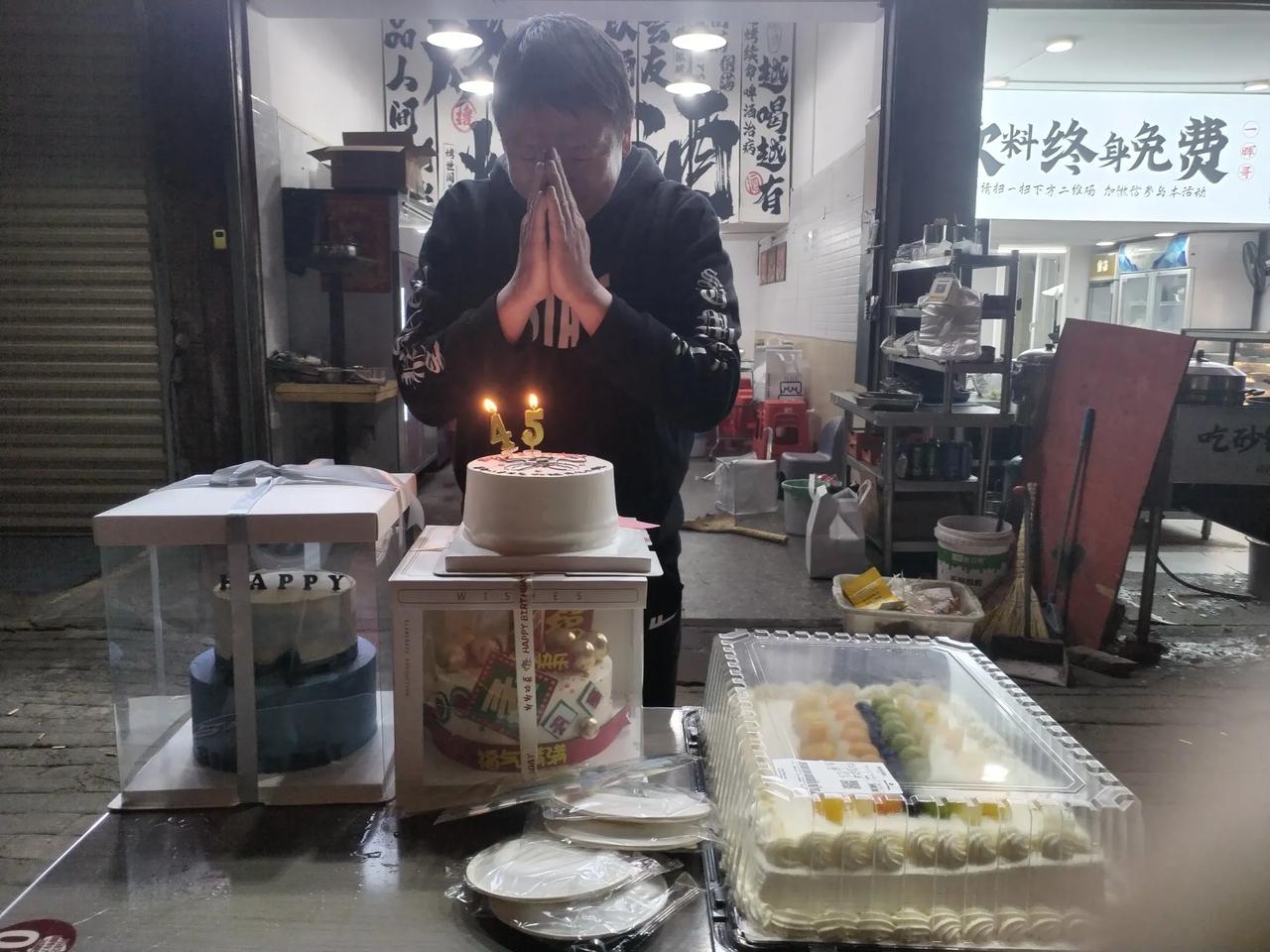 不知不觉又老了一岁，愿往后余生，自己依旧做个俗人，吃喝玩乐，贪财好色，该努力的时